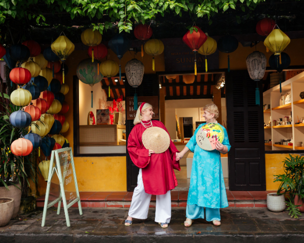 UN-PHO-GETTABLE VIETNAM: I-TEN-AIR-RARE-RE:™